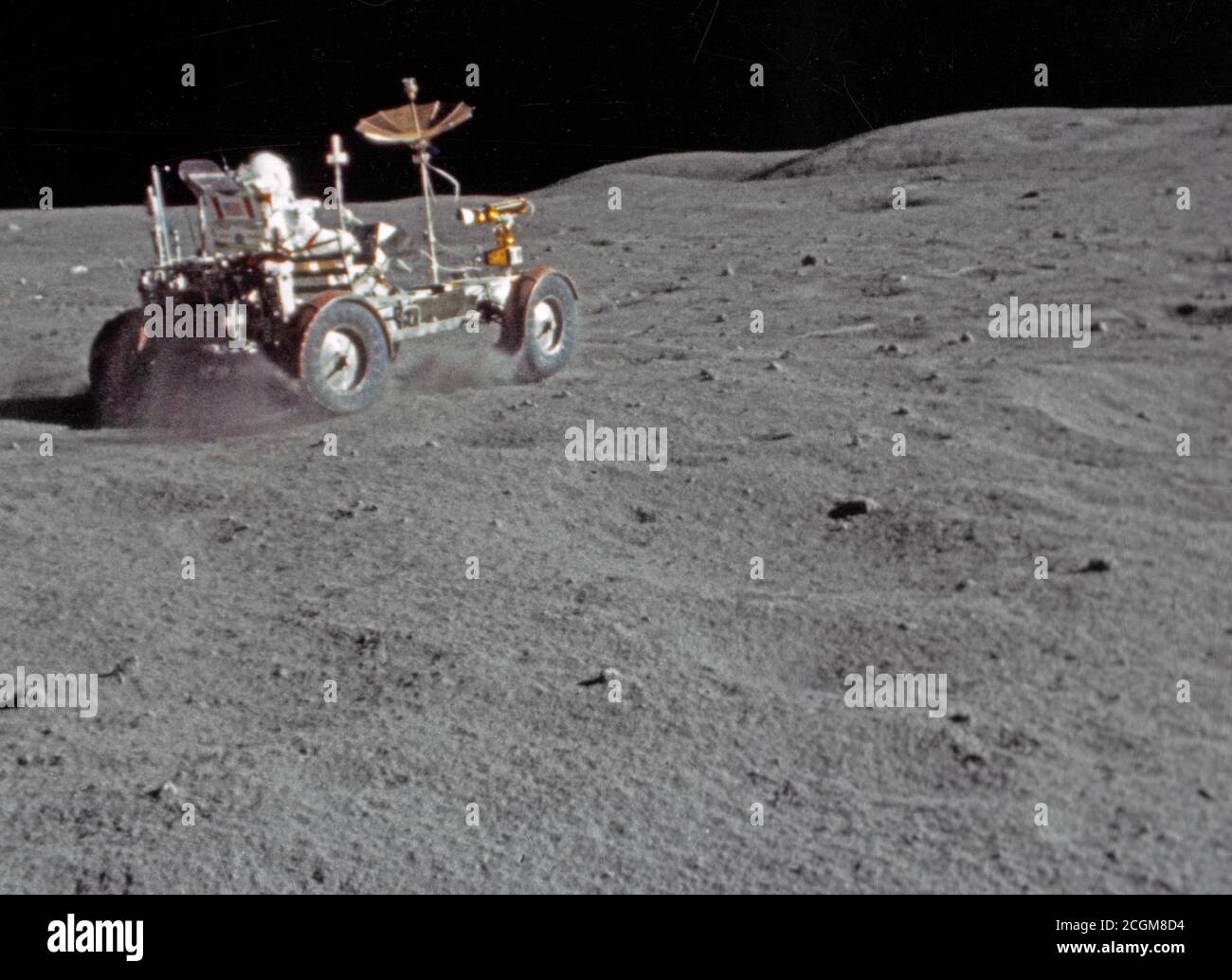 (21 avril 1972) --- Le Rover lunaire (LRV) reçoit un entraînement de vitesse par l'astronaute John W. Young dans le 'Grand Prix' exécuter pendant la première Apollo 16 activité extravéhiculaire (EVA) à l'atterrissage de Descartes. Banque D'Images