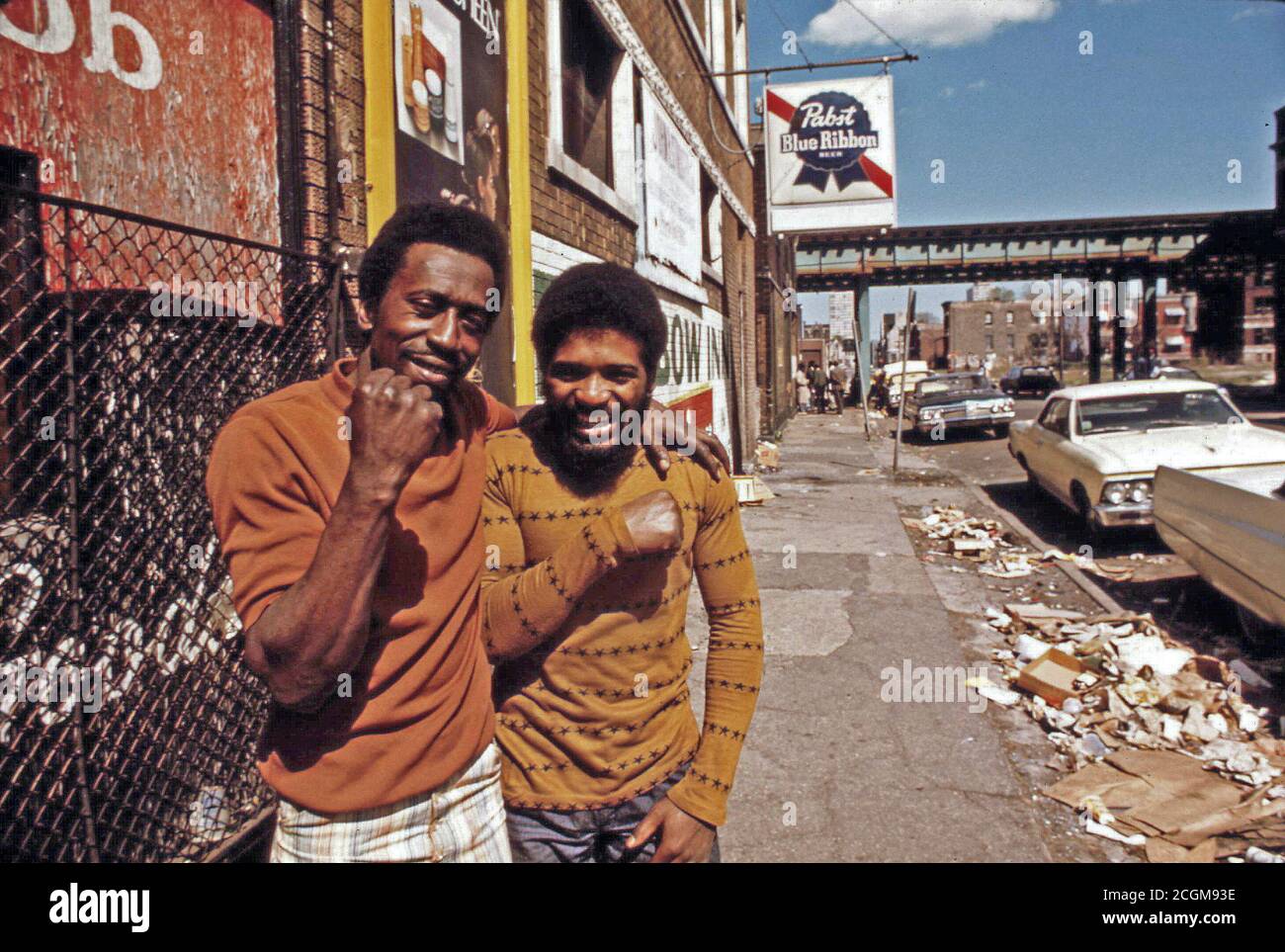 1974 - les hommes afro-américains en face d'un bar dans le Ghetto de Chicago sur le côté sud. Banque D'Images