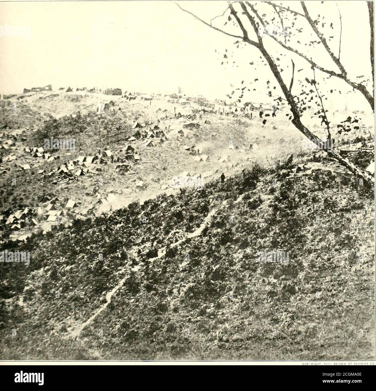 . L'histoire photographique de la guerre civile : en dix volumes . LÀ OÙ CINQ MILLE PRISONNIERS CONFÉDÉRÉS SONT CAMPÉS sur les hauteurs au-dessus du creux, les saisies de l'Union peuvent être décrites contre la ligne de ciel. Le clusterof huts sur la page de droite fait partie du camp fédéral. De décembre 1862 à juin 1863, la plus sombre demi-année de la guerre du Nord, l'armée fédérale fut campée près de Falmouth, en Virginie, ville alittle sur la rivière Rappahannock, en face de Fredericksburg. Les quartiers d'hiver s'étirent vers les formiles vers Belle Plain et Aquia Creek, les bases de fournitures. Scou. Continue Banque D'Images