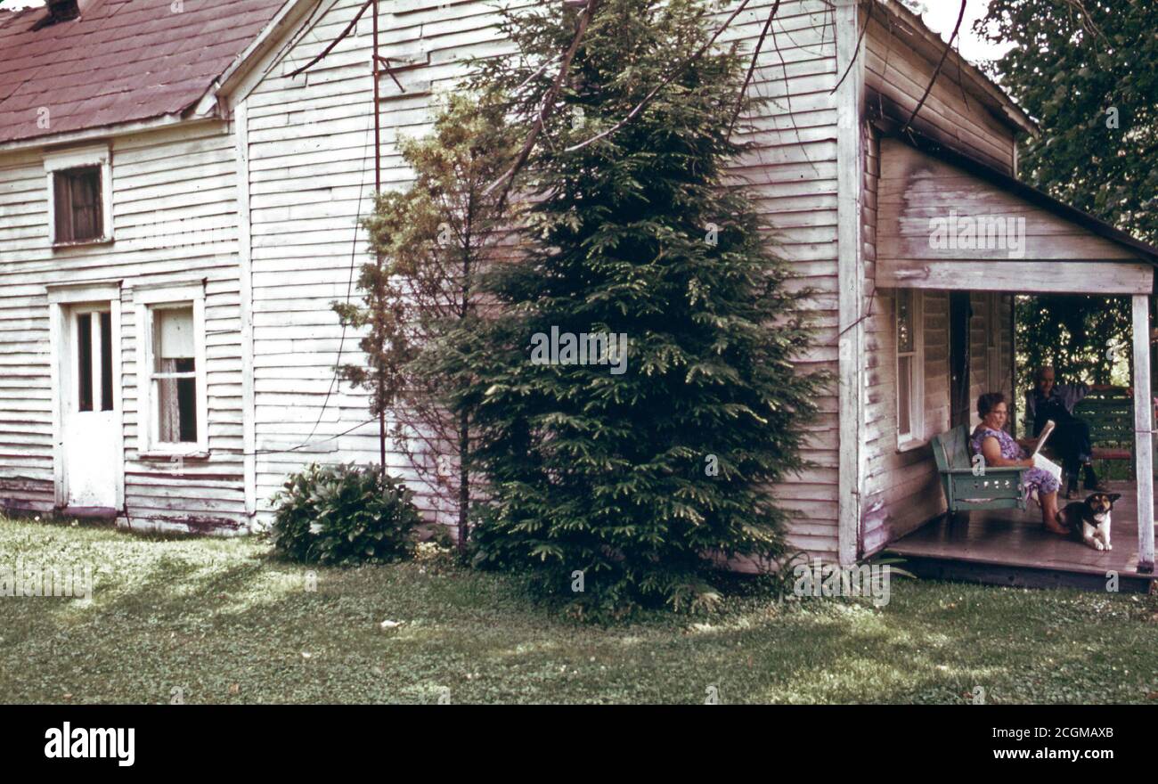 Les résidents d'une maison plus ancienne, construite en 1850, Profitez de l'été à Météo assis sur leur porche, à partir de la Route # 800. 07/1974 - Ohio Barnesville Banque D'Images