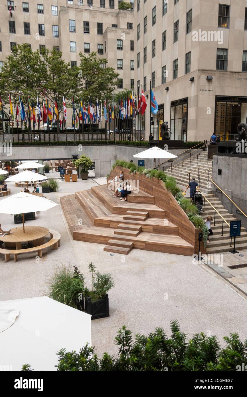 Rockefeller Center Plaza a été réaménagé pour la distanciation sociale, NYC, Etats-Unis Banque D'Images