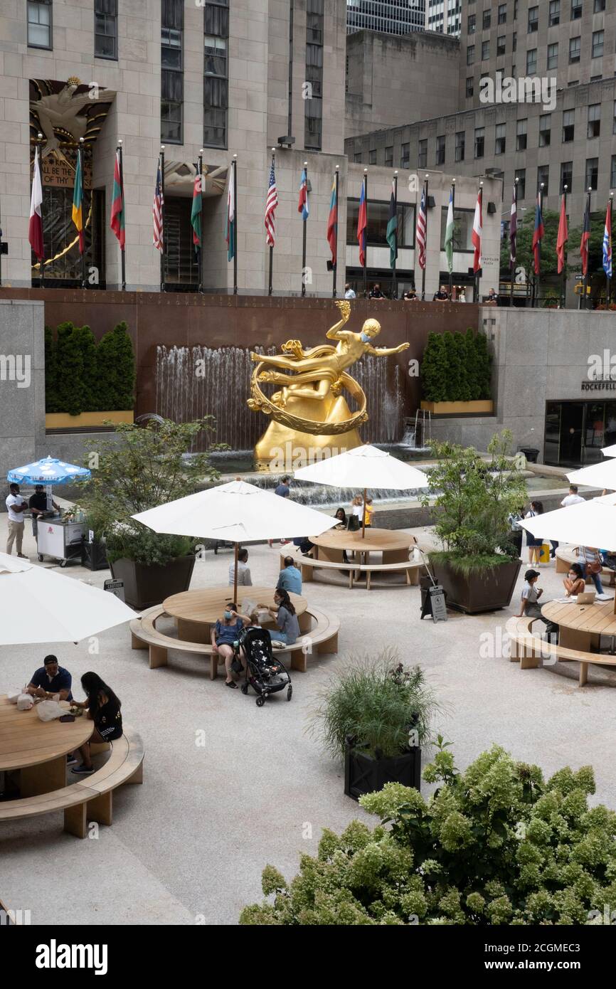 Prométhée au Rockefeller Center porte un masque facial en raison de la pandémie Covid-19, et la plaza a été réaménagé pour la distanciation sociale, NYC, USA Banque D'Images