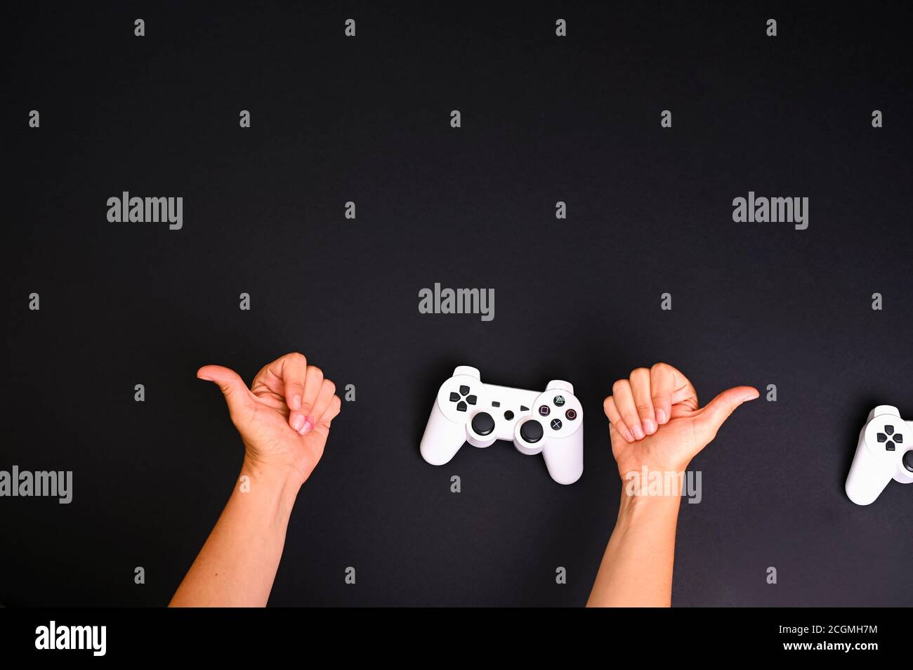 Concours de jeux informatiques. Concept de jeu. Joysticks blancs sur fond noir. Manette de jeu. Les mains dans le cadre jouent sur une console d'ordinateur. Haute qualité . Copier l'espace . Ci-dessus Banque D'Images