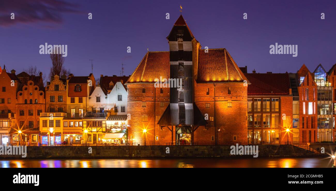 Vieille grue portuaire et porte d'entrée de la ville de Zuraw dans la vieille ville de Gdansk la nuit, Pologne Banque D'Images