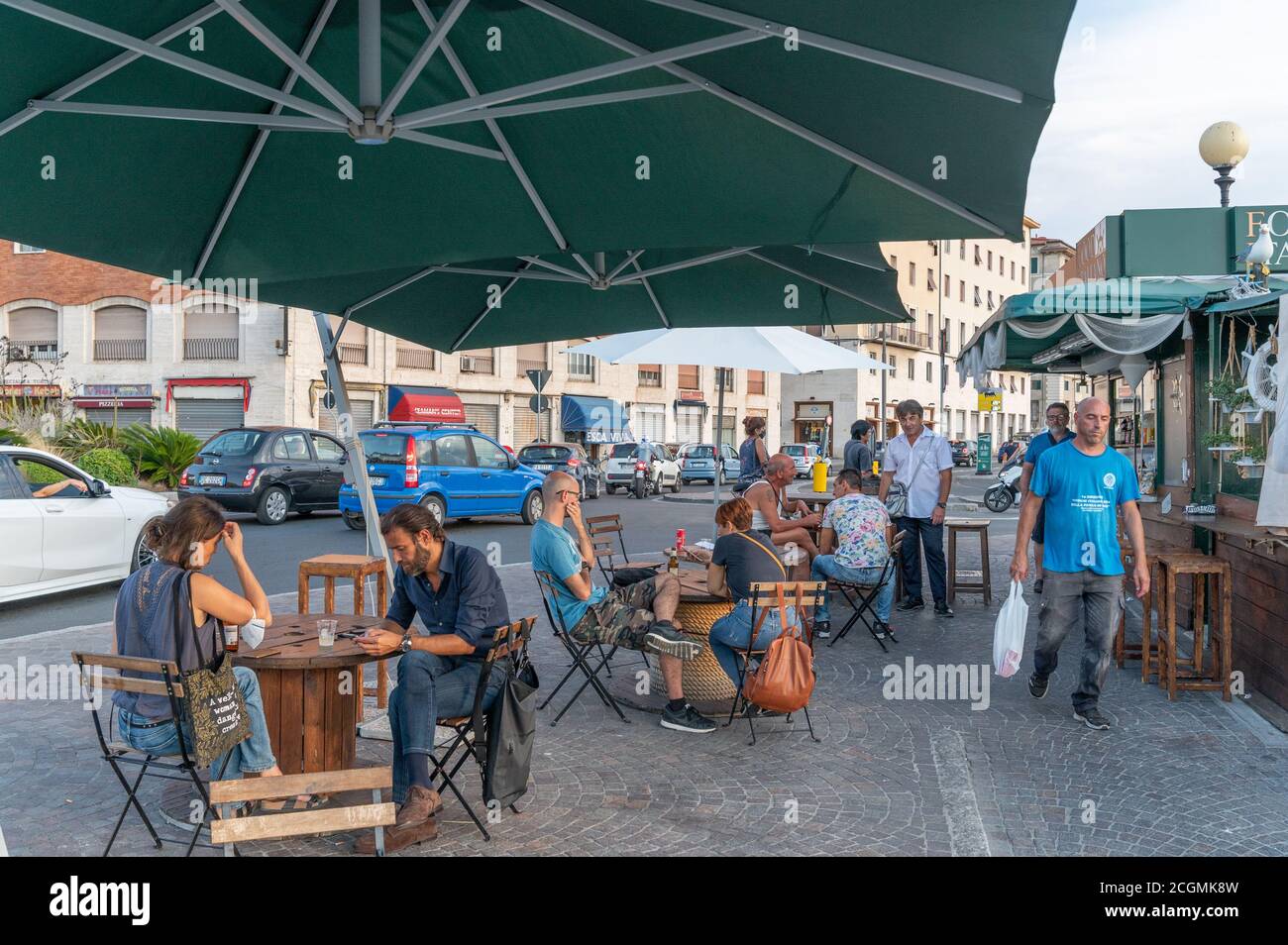 Café-terrasse au port de Livourne, Toscane, Italie Banque D'Images