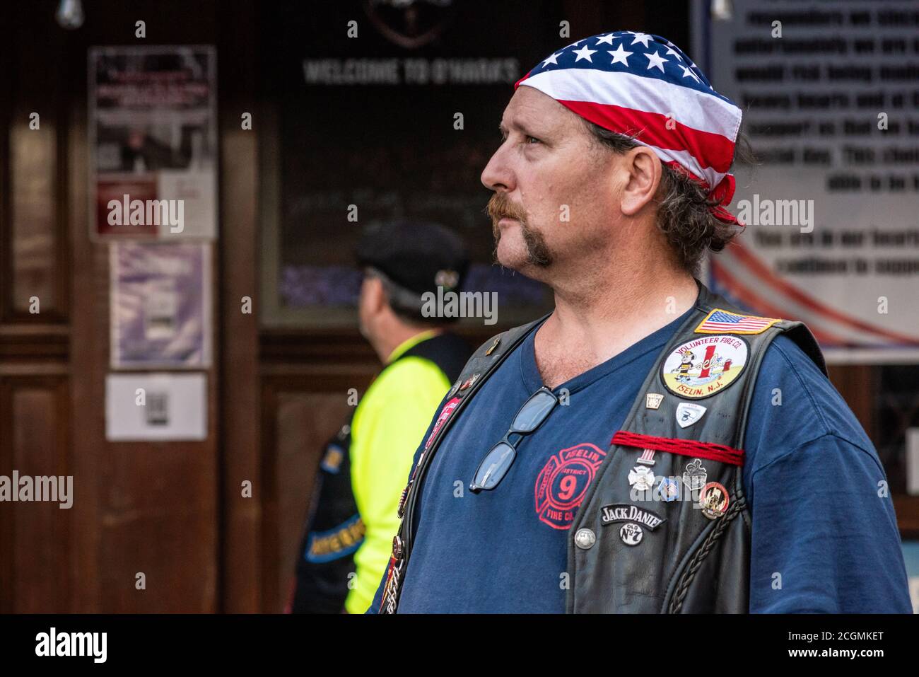 Un homme regarde dans la direction où les tours jumelles se tenaient autrefois le 11 septembre 2020, à New York. (Photo de Gabriele Gorden/Sipa USA) crédit: SIPA USA/Alay Live News Banque D'Images