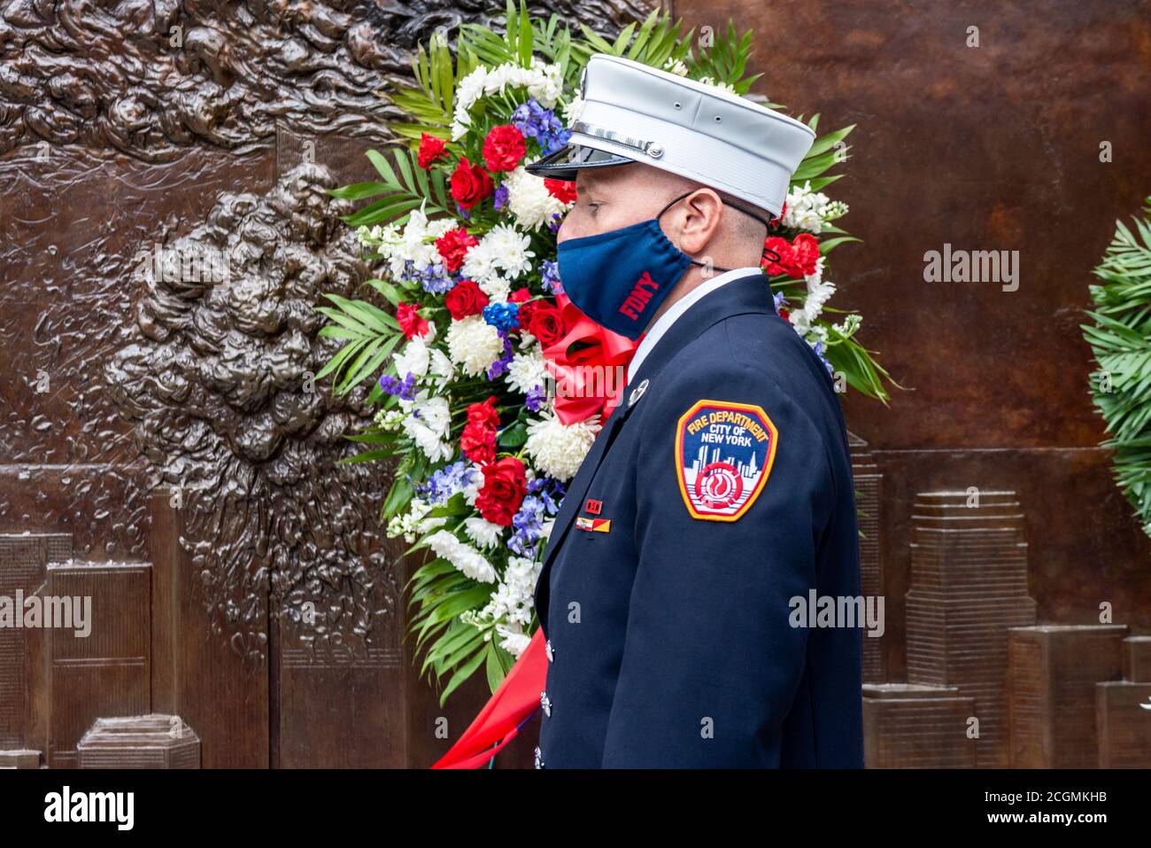 Un pompier FDNY protège à l'extérieur de Ladder Co. 10/Engine Co. 10, qui est situé à côté de l'endroit où les Twin Towers étaient autrefois, le 11 septembre 2020 à New York City. (Photo de Gabriele Holtermann/Sipa USA) crédit: SIPA USA/Alay Live News Banque D'Images