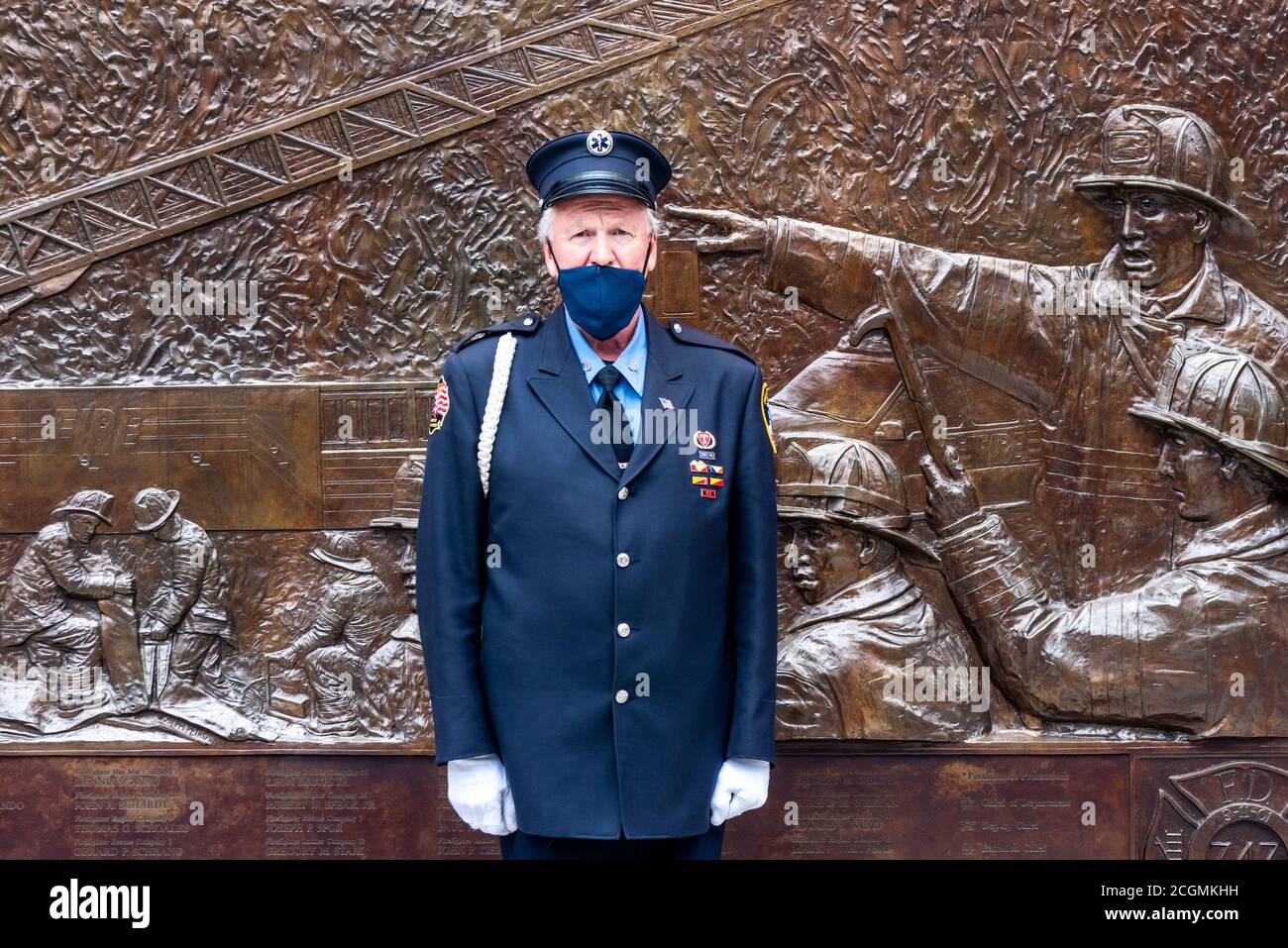 Un pompier FDNY protège à l'extérieur de Ladder Co. 10/Engine Co. 10, qui est situé à côté de l'endroit où les Twin Towers étaient autrefois, le 11 septembre 2020 à New York City. (Photo de Gabriele Holtermann/Sipa USA) crédit: SIPA USA/Alay Live News Banque D'Images