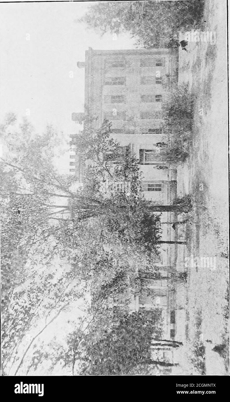 . Souvenirs de la vieille Cahaba . ST. ÉGLISE DE LUKES, CAHABA, ALA. SOUVENIRS DE LA VIEILLE CAHABA. 37 à l'angle sud-ouest de Vine et de South Streetswas la belle maison Abernathy à deux étages, com-plantée juste après le début de la guerre. Plus bas, sur le site de Vine et de la Cinquième rue du Sud, était la rési-providence du juge Rainer. Au pied de la rue Vine et s'étendant sur des blocs de terre sur la rue South, se trouvaient les terrains qui rendaient la résidence palatiale d'E. M. Ferine, un marchand des jours ante-bellum, un gentleman du Nord de la vieille école qui était universellement aimé par tous les nouveaux lui. Une grande grille en fer ouverte Banque D'Images