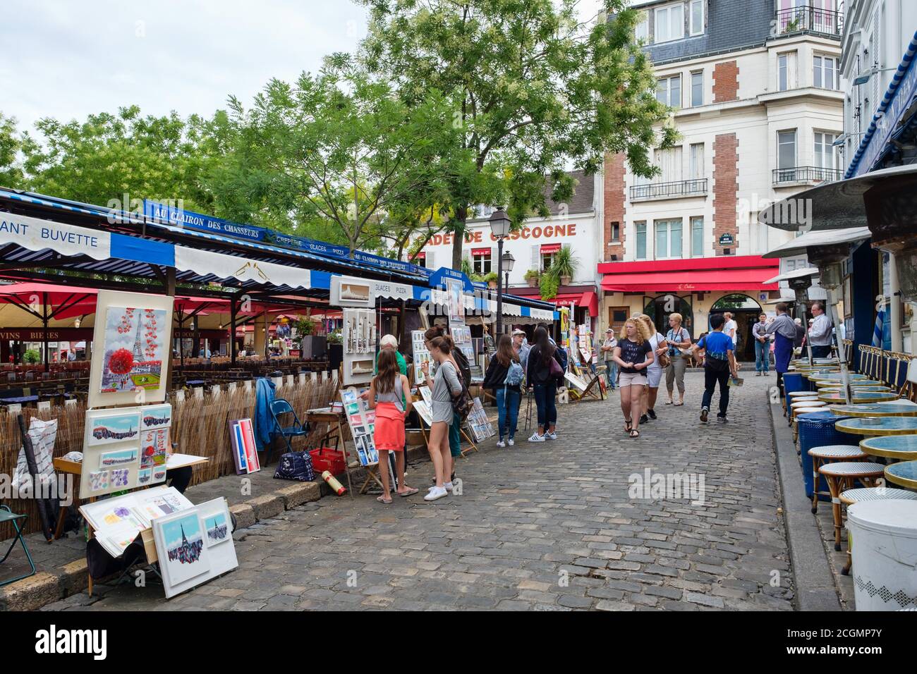 Touristes et artistes vendant leurs peintures à la place du Tertre à Montmartre Banque D'Images