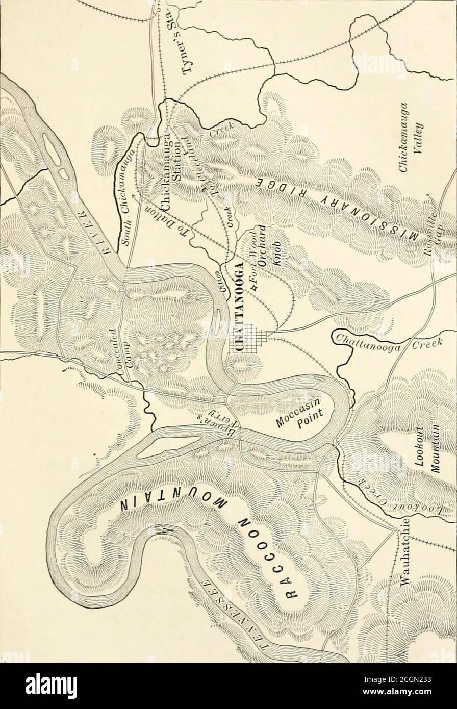 . La vallée du Mississippi dans la guerre civile . heriver fait un grand virage, enfermant un péninsulasome de trois miles de longueur par moins d'un mile largeur, connu sous le nom de Moccasin point. En face du côté inférieur de cette péninsule, une étroite gamme de collines s'étend le long de près par le bord de l'eau, avec un rri- TD , écart à Browns Ferry. Une route des Browns ^ ^ • Ferry en face de Chattanooga traverse le SO erne. Le col de la péninsule à Browns Ferry, et de là continue presque vers le sud le long de la gorge adeep entre la gamme étroite des collines et la base de Raccoon Mountain jusqu'à ce que, comme il entersLookout vallée, il courbe Banque D'Images