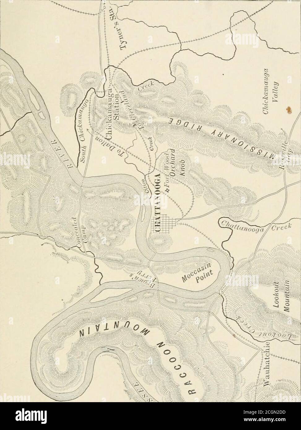 . La vallée du Mississippi dans la guerre civile . le point de Lookout Mountain theriver fait un grand virage, enfermant un péninsulasome de trois miles de longueur de moins d'un mile inwidth, connu sous le nom de Moccasin point. En face du côté inférieur de cette péninsule, une étroite gamme de collines s'étend le long de près par le bord de l'eau, avec Ath B S^P ^* Browns Ferry. Une route de Ferry en face de Chattanooga traverse l'eme. Le col de la péninsule à Browns Ferry, et de là continue presque vers le sud le long de la gorge adeep entre l'étroite gamme de collines et la base de Raccoon Mountain jusqu'à, comme il entersLookout vallée, il courbe Banque D'Images