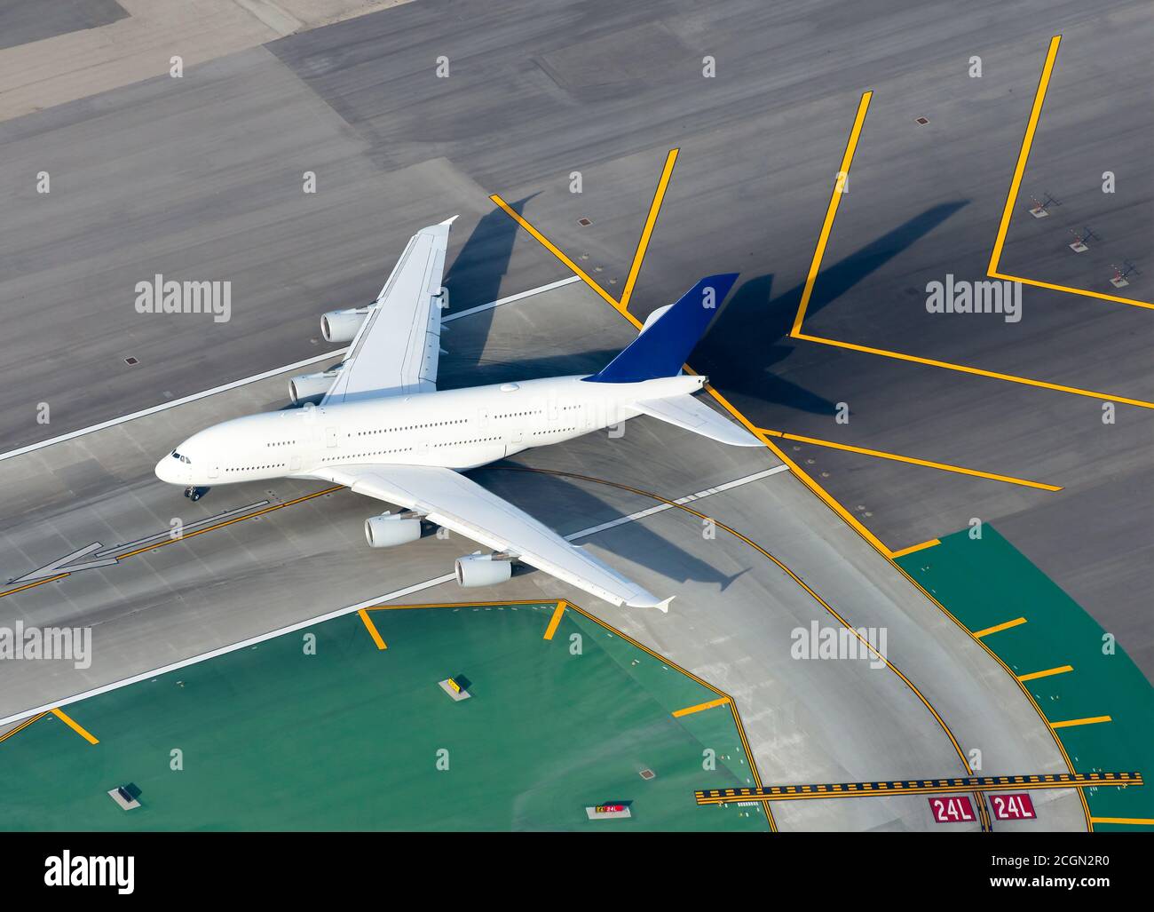 Avion blanc au départ de la piste de l'aéroport international. Vue aérienne de l'avion non identifiée et sans titre. Grand plan à corps principal avant le décollage. Banque D'Images
