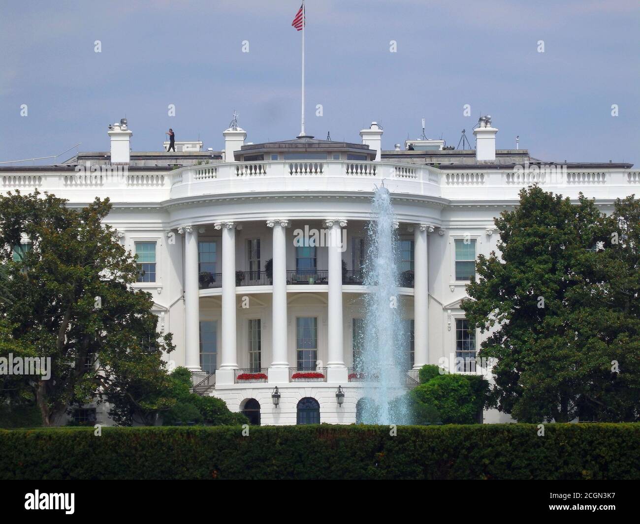 Gros plan de la Maison Blanche avec une fontaine en premier plan et la sécurité sur le toit, Washington D.C., États-Unis Banque D'Images