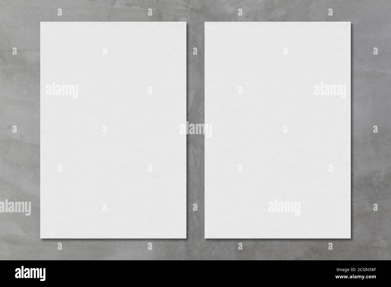 Papier d'art gris sur un fond concret pour la conception dans votre concept de travail. Banque D'Images