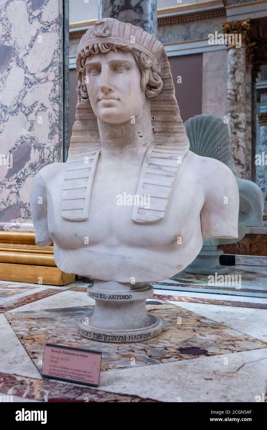 Paris, France - 03 octobre 2013 : Antinous comme Osiris sur un buste moderne, trouvé dans la Villa d'Hadrien, Musée du Louvre, Paris, France. Banque D'Images