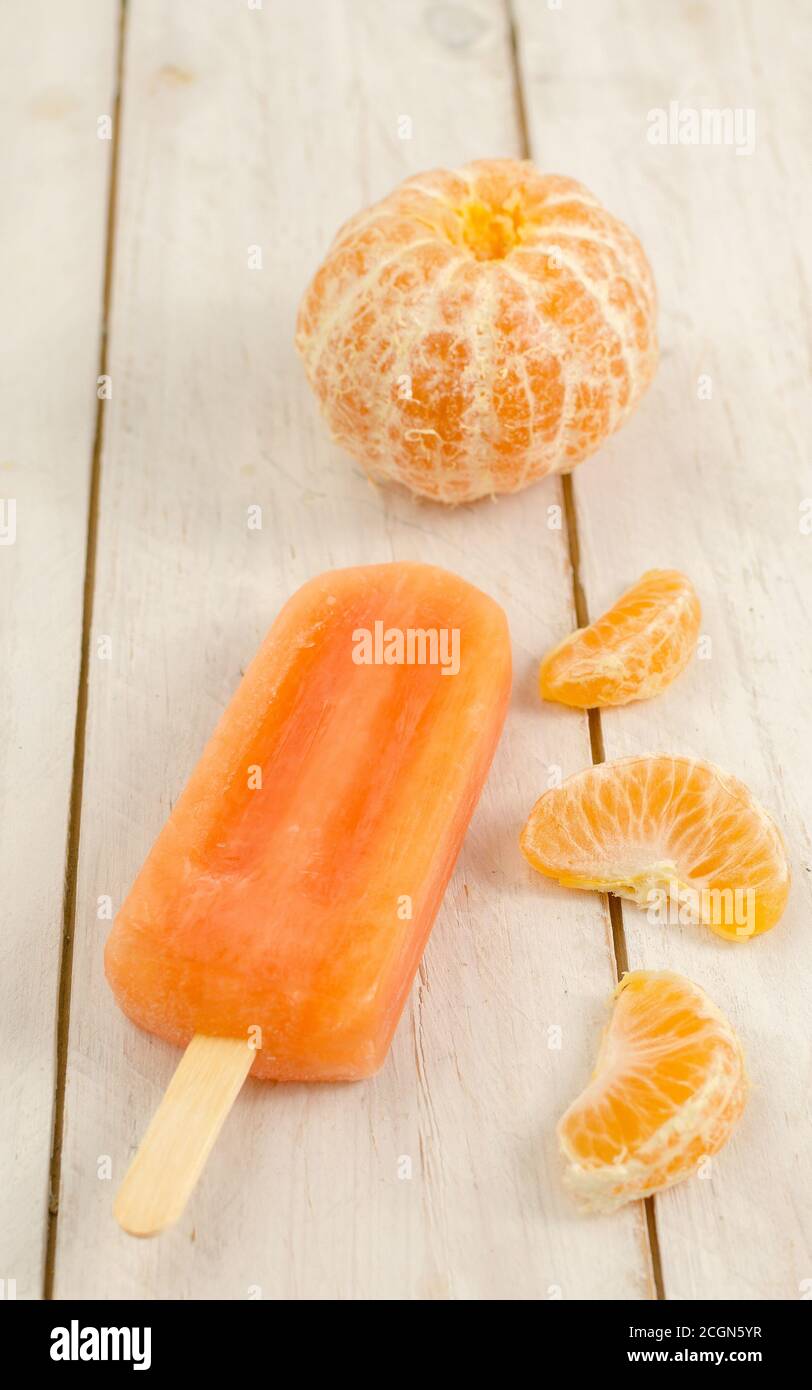 Popsicle de mandarine avec Tangerine dans fond blanc rustique Banque D'Images