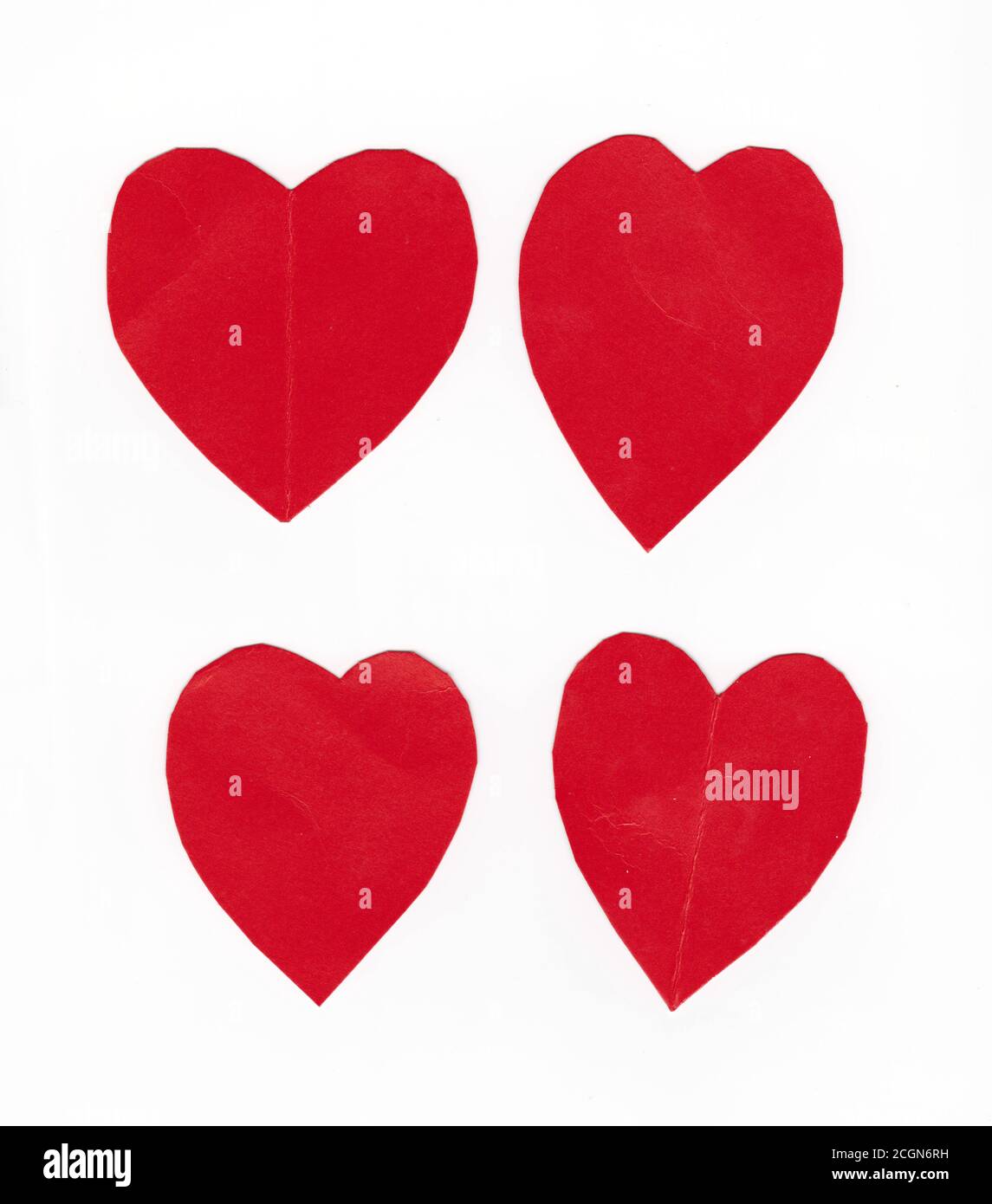 En forme de coeur de papier d'art rouge isolé sur fond blanc pour le design dans votre travail. Banque D'Images