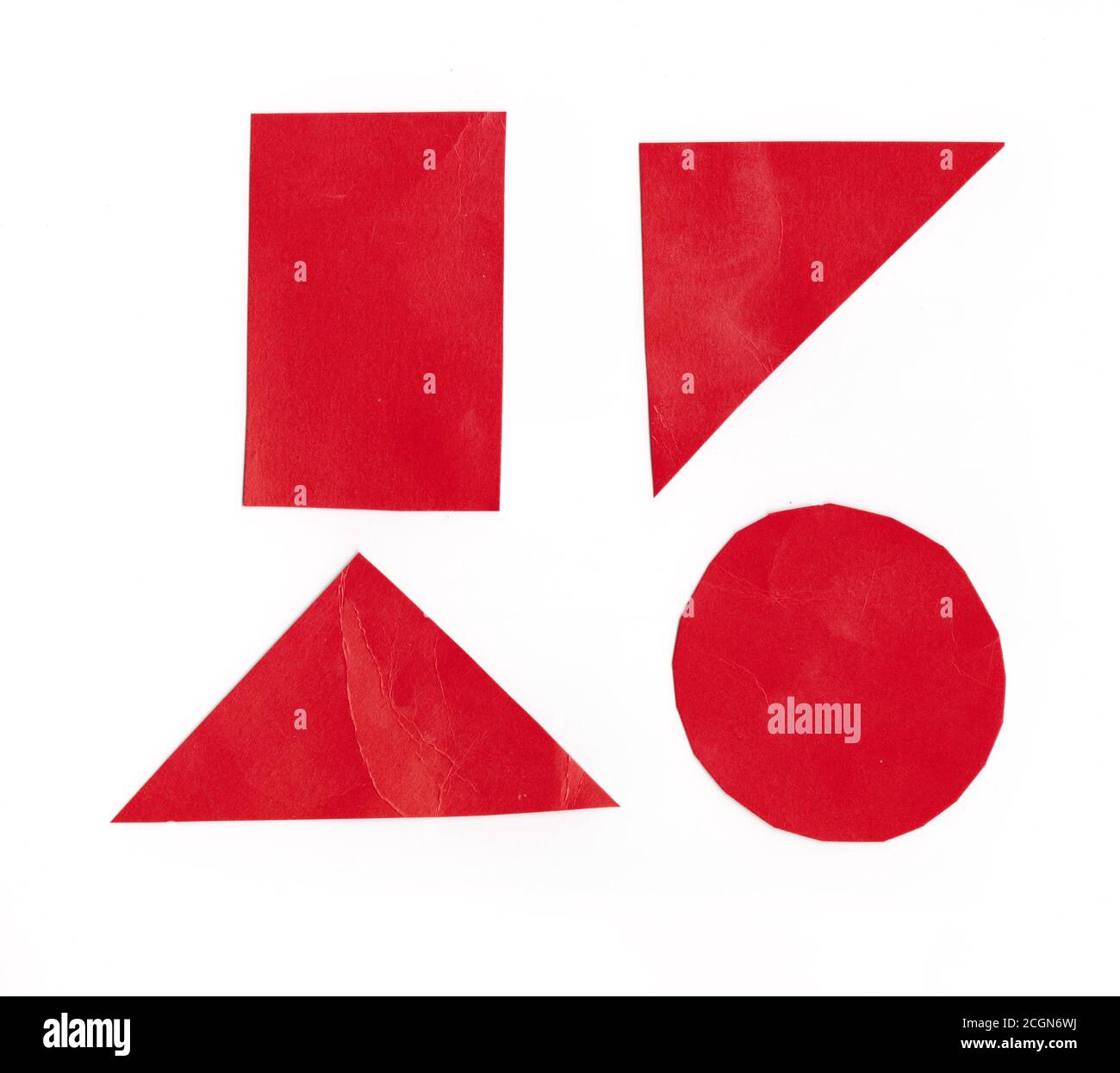 Forme géométrique de papier d'art rouge isolé sur fond blanc pour le design de votre travail. Banque D'Images