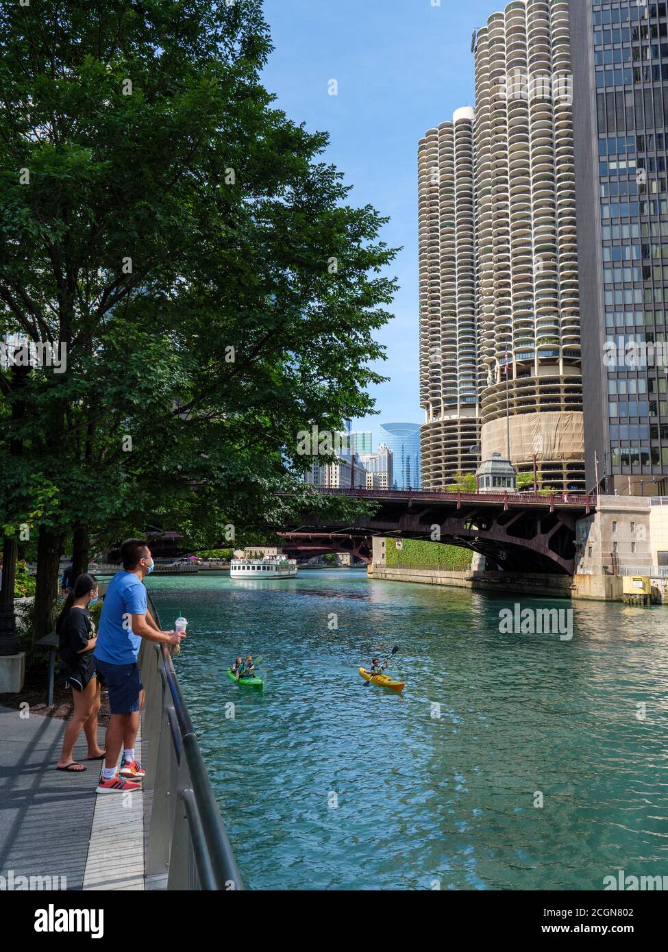 Homme portant un masque de visage appréciant la vue de Chicago Riverwalk pendant la pandémie de COVID, kayakistes sur la rivière Chicago. Banque D'Images