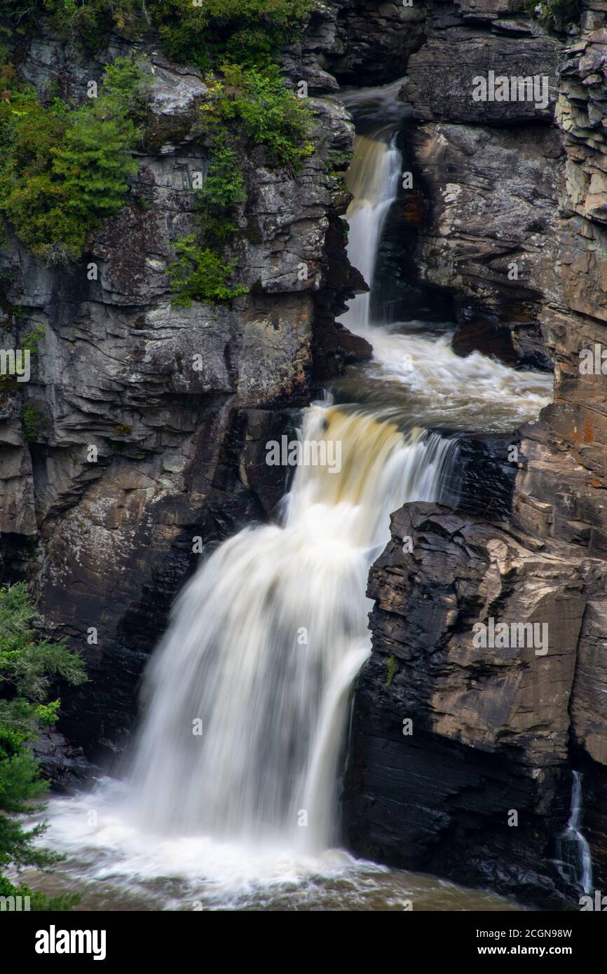 Gros plan sur les chutes de Linville en été. Banque D'Images