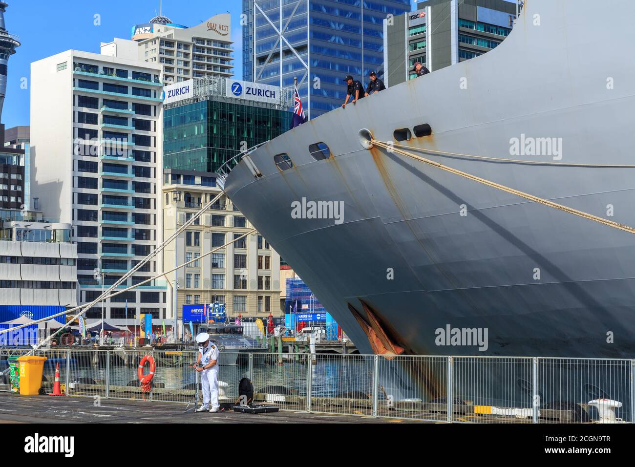L'arc du navire multirôle HMNZS Canterbury de la Royal New Zealand Navy dans le port d'Auckland, avec l'horizon d'Auckland derrière. Janvier 25 2020 Banque D'Images