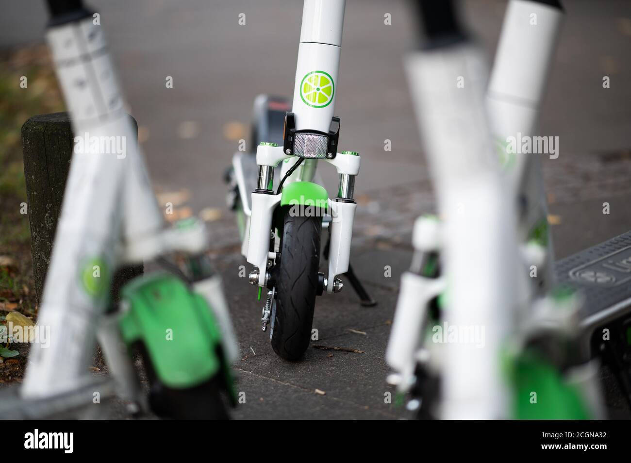 Hambourg, Allemagne. 08 septembre 2020. Le logo du fournisseur de scooter électrique Lime peut être vu sur un scooter. Les sociétés de location de scooter électronique ont néanmoins fait une bonne affaire à Hambourg dans les temps de Corona selon leurs propres déclarations. Credit: Daniel Reinhardt/dpa/Alay Live News Banque D'Images