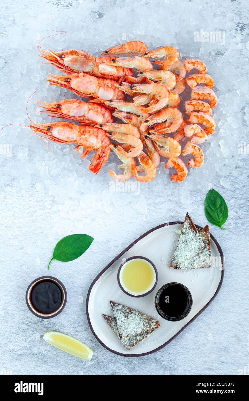 Assortiment de crevettes géantes fraîches et crues et de jumbo crevettes Banque D'Images