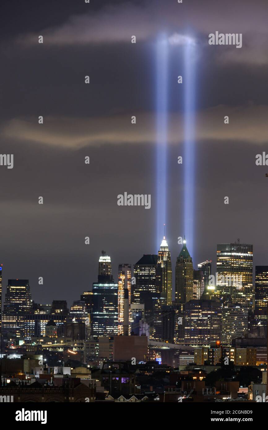 Les lumières du Mémorial de 9/11 dans le quartier financier de Manhattan, vu de Bushwick Brooklyn. Depuis maintenant 18 ans, ces lumières s'allument sur l'ancien site du World Trade Center le 11 septembre. Banque D'Images