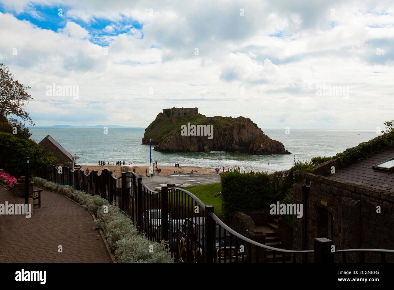 Vue sur l'île Sainte-Catherine, au pays de Galles, une île marémotrice proche de la plage de Tenby. L'île possède une forteresse pittoresque. Banque D'Images