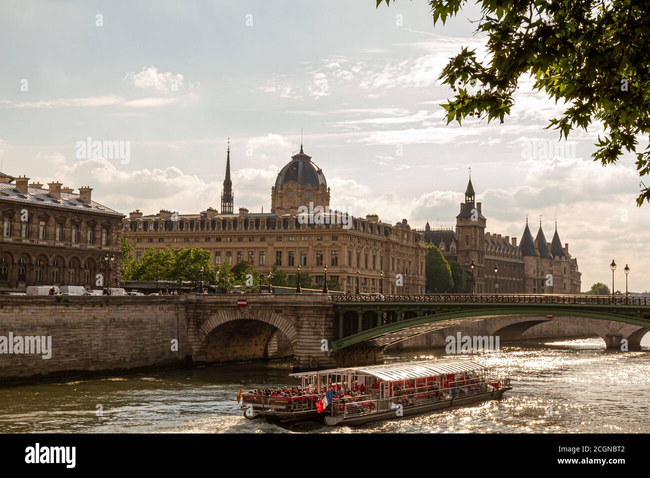 Paris, France, 06/13/2010: Une journée ensoleillée à Paris. La photo présente la Seine avec un bateau touristique, le Pont notre Dame, le bâtiment de la conciergerie, Banque D'Images