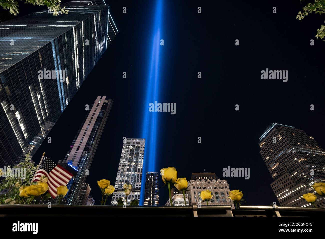 New York, États-Unis. 11 septembre 2020. Hommage à la lumière ciel illuminé au-dessus de la ville à l'occasion du 19e anniversaire de l'attentat terroriste vu du mémorial de 9/11 à New York le 11 septembre 2020. Fleurs et drapeau américain laissé en l'honneur des noms des personnes qui ont péri pendant la tragédie. (Photo de Lev Radin/Sipa USA) crédit: SIPA USA/Alay Live News Banque D'Images