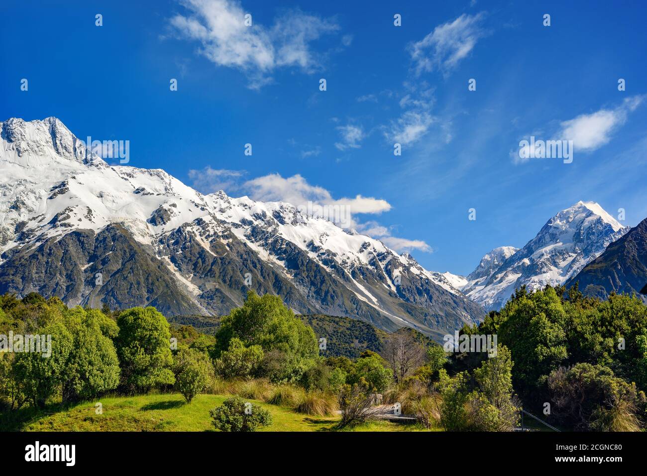 Vue sur les montagnes au sommet de la montagne sont neige blanche en été avec ciel et nuages avec Herbe verte dans toute la région à Mount Cook NAT Banque D'Images