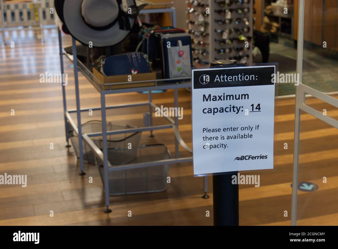 Vancouver, Canada - le 16 juillet 2020 : vue de l'affiche à la boutique de cadeaux BC Ferries indiquant la limitation du nombre de clients à l'intérieur du magasin pendant la période de vente au détail Banque D'Images