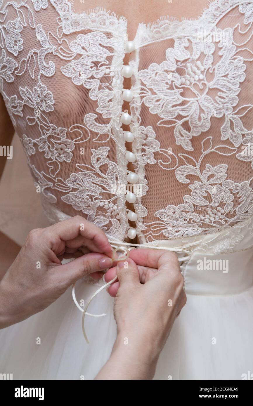 Corset de laçage des mains de robe de mariage Photo Stock - Alamy