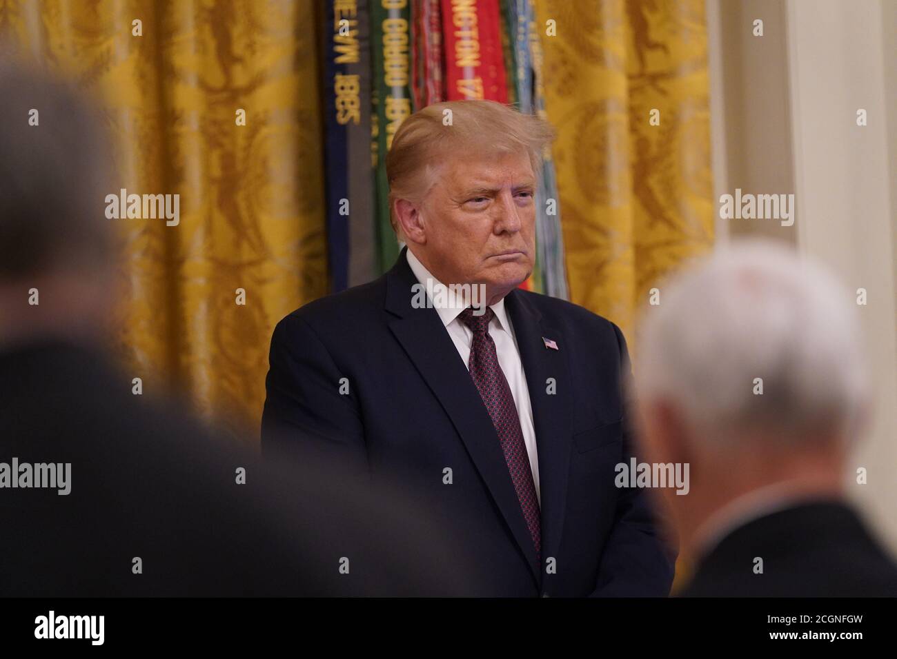 Le président des États-Unis, Donald J. Trump, remet la Médaille d'honneur au sergent-major Thomas Payne, de l'Armée des États-Unis, dans la salle est de la Maison Blanche, à Washington, DC, le 11 septembre 2020. Payne est le premier membre vivant de la Force Delta à recevoir la Médaille d'honneur. Crédit: Chris Kleponis/Pool via CNP/MediaPunch Banque D'Images