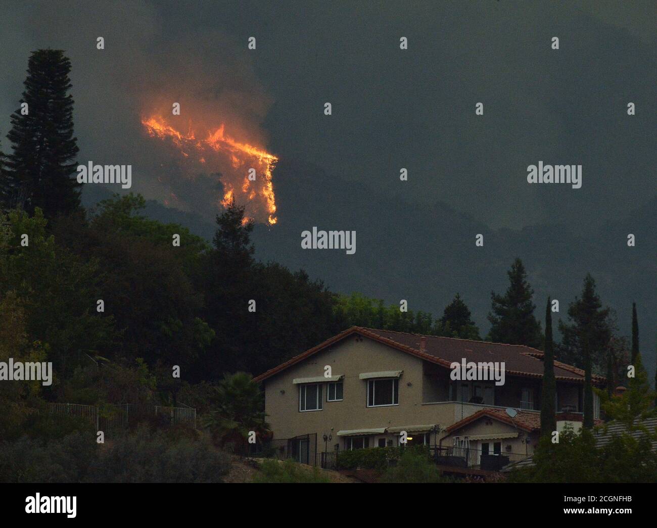 Monrovia, États-Unis. 11 septembre 2020. Les flammes du feu de Bobcat apparaissent au-dessus des maisons dans les contreforts de Monrovia, en Californie, le vendredi 11 septembre 2020. Le feu de forêt brûlant dans la forêt nationale d'Angeles a noirci plus de 26,000 acres et est seulement 6% contenu. Le confinement complet n'est pas prévu avant le 15 octobre. Photo de Jim Ruymen/UPI crédit: UPI/Alay Live News Banque D'Images