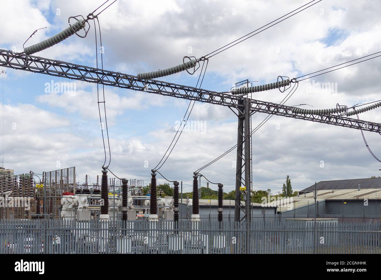 Câbles électriques haute tension et isolants dans une sous-station électrique Banque D'Images