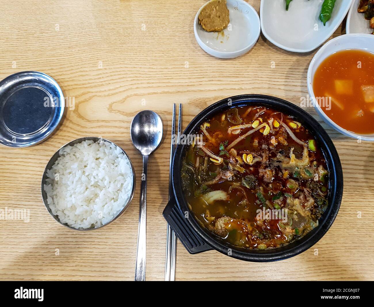 Haejang-guk, ou soupe hanguover - soupe mangée comme un remède de gueule de bois dans la cuisine coréenne. Tranché de sang de boeuf congé semblable au pudding noir dans un bouillon de boeuf. Banque D'Images