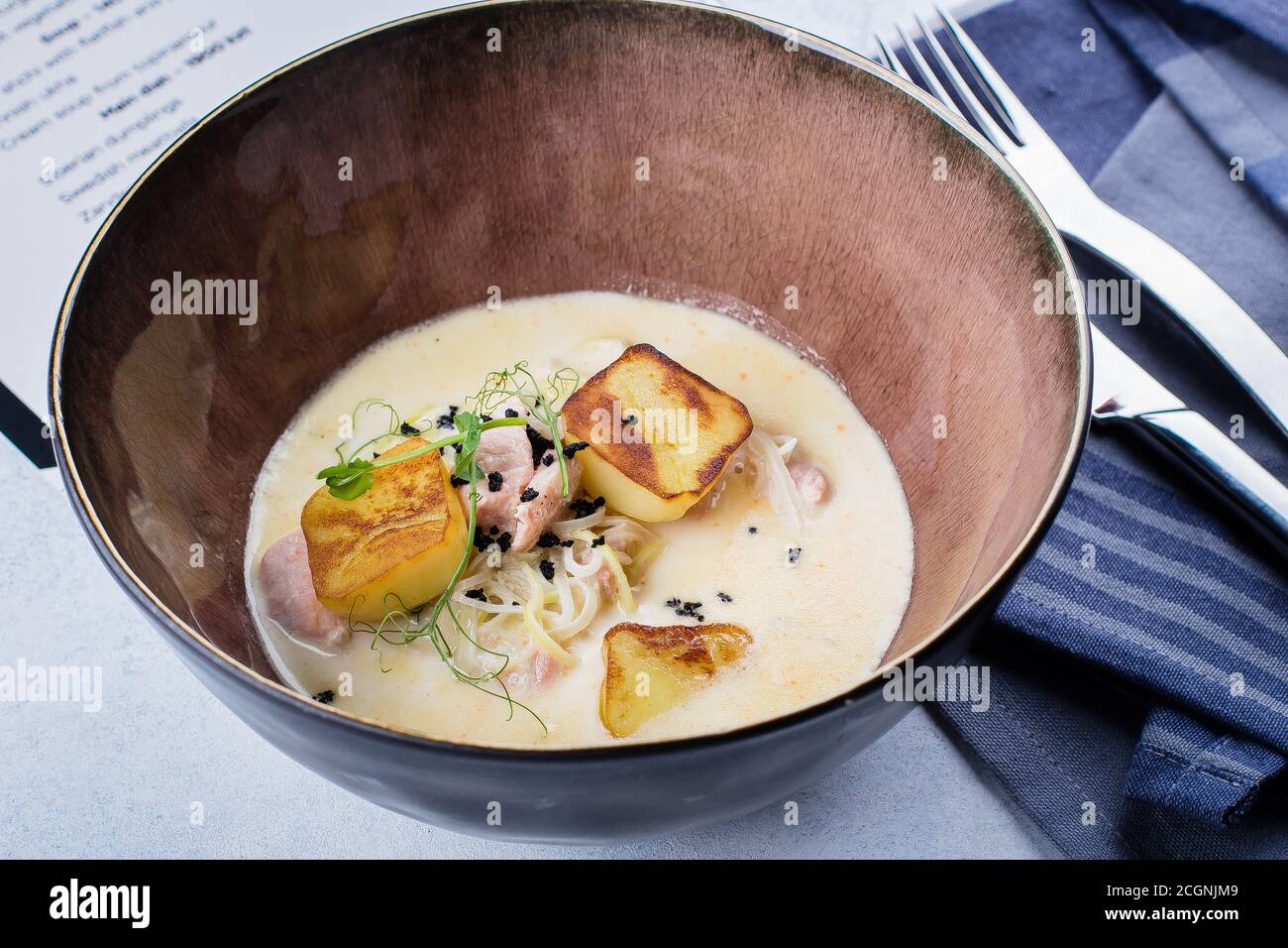Purée de champignons délicieuse dans un bol sur la table. Cuisine scandinave. Gros plan. Banque D'Images