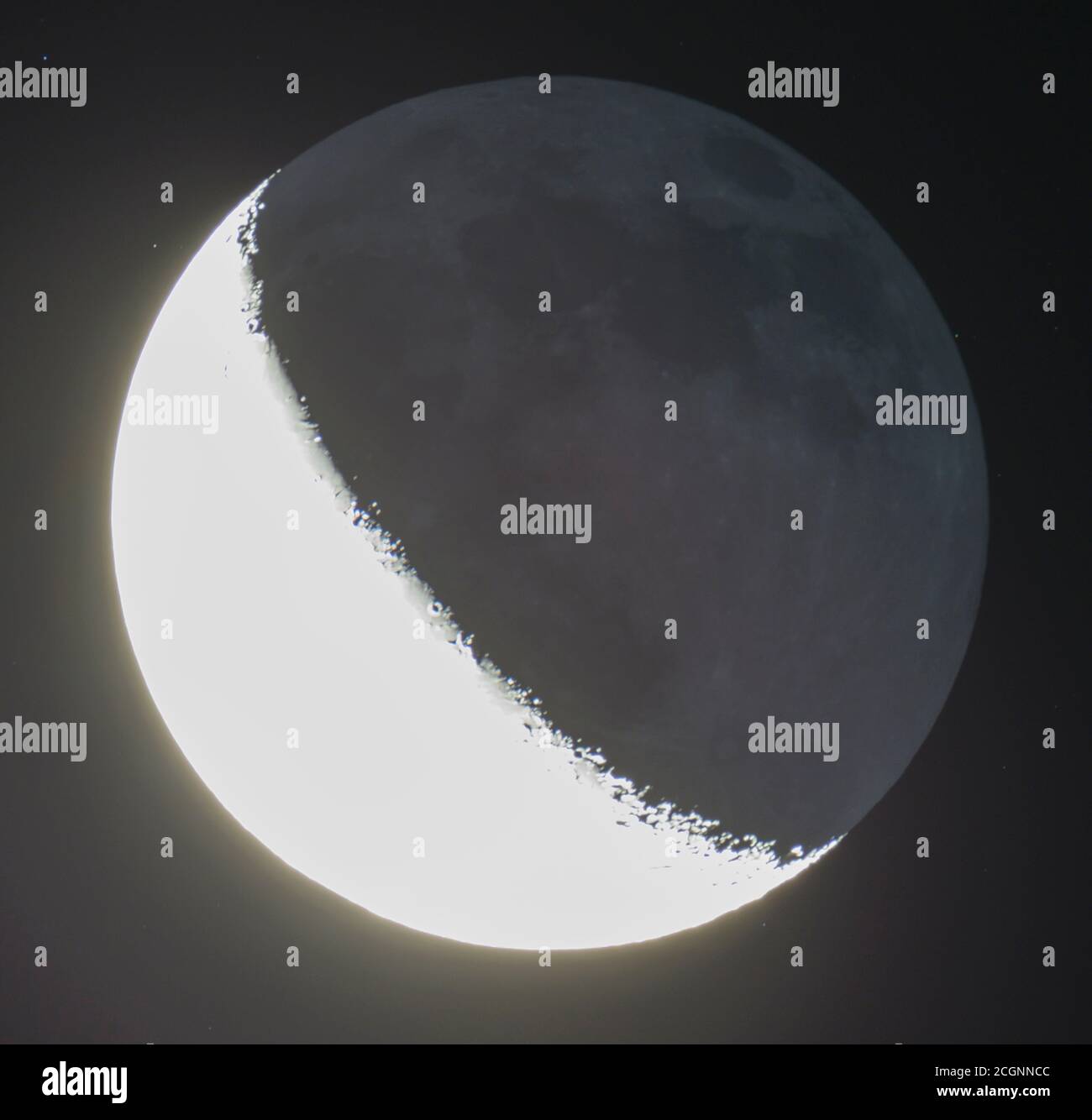 Près de l'occultation d'une étoile faible (en haut à droite) Dans la constellation des Gémeaux sur le membre sombre du Le croissant de lune déclinant le 12 septembre 2020 Banque D'Images