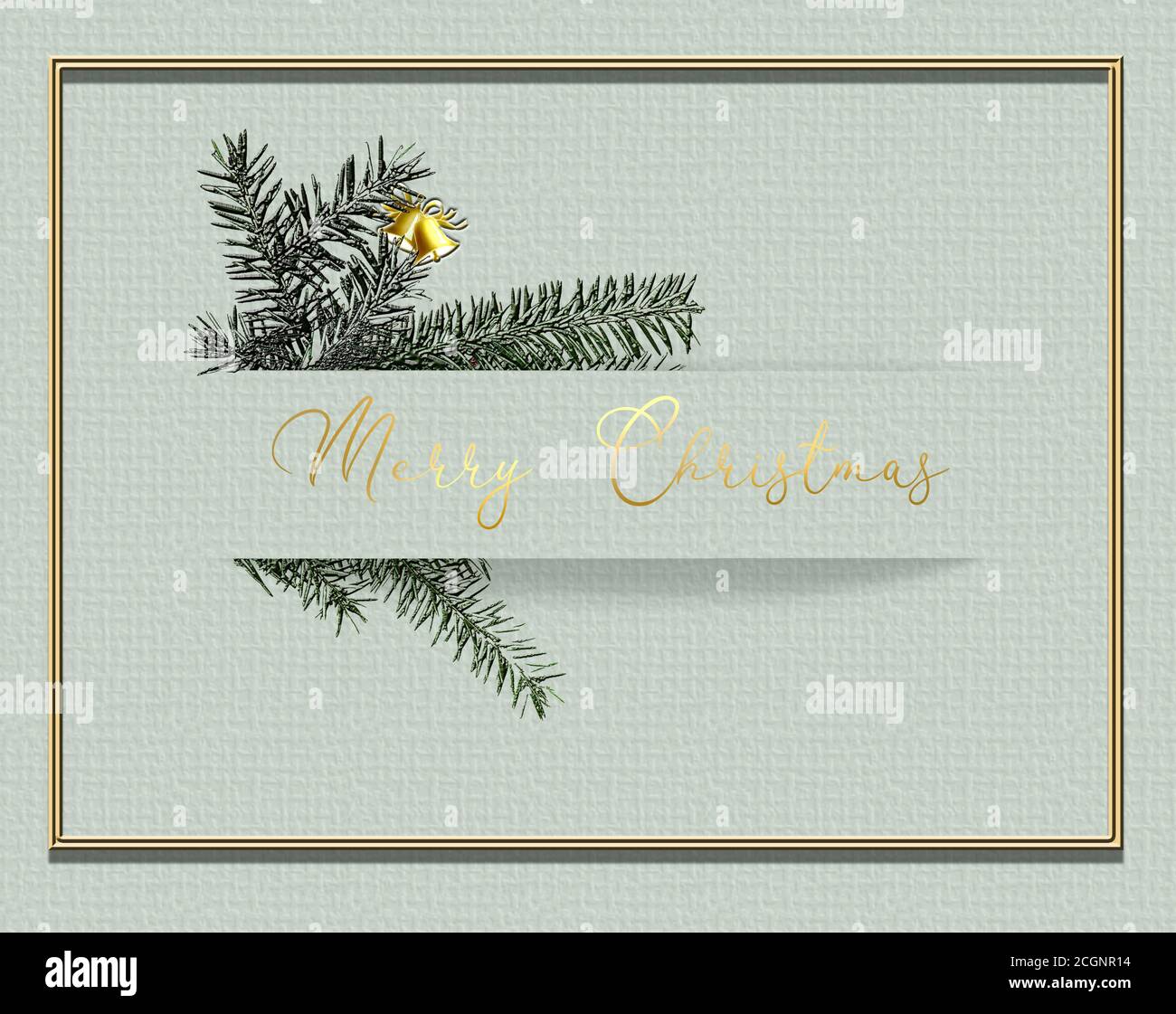 Magnifique carte de Noël 2021 au design minimaliste vert pastel avec branches en sapin et cloche dorée à la bordure de la bande en papier. Texte Joyeux Noël. Illustration 3D Banque D'Images