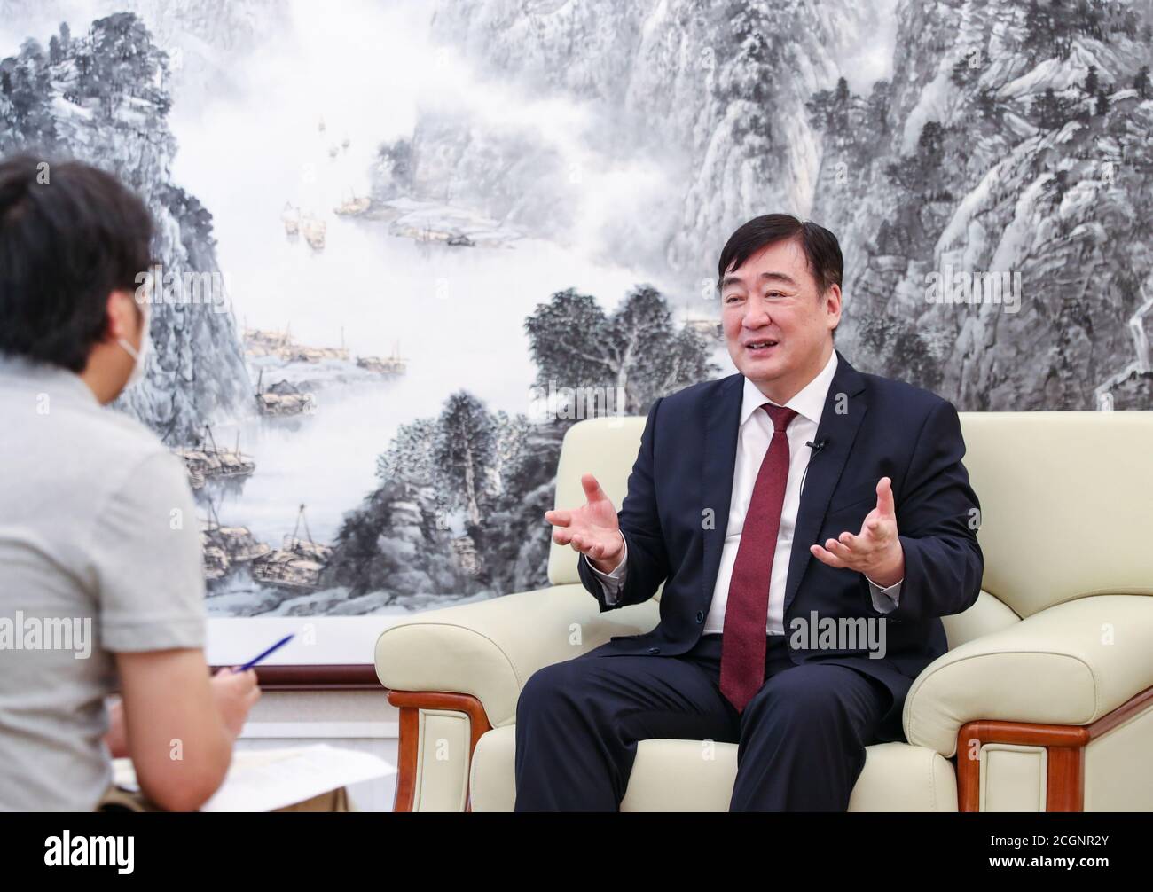 (200912) -- BEIJING, le 12 septembre 2020 (Xinhua) -- l'ambassadeur chinois en Corée du Sud Xing Hpointage (R) parle du système d'entrée rapide entre la Chine et la Corée du Sud lors d'une interview avec Xinhua à Séoul, en Corée du Sud, le 13 août 2020. (Xinhua/Wang Jingqiang) Banque D'Images