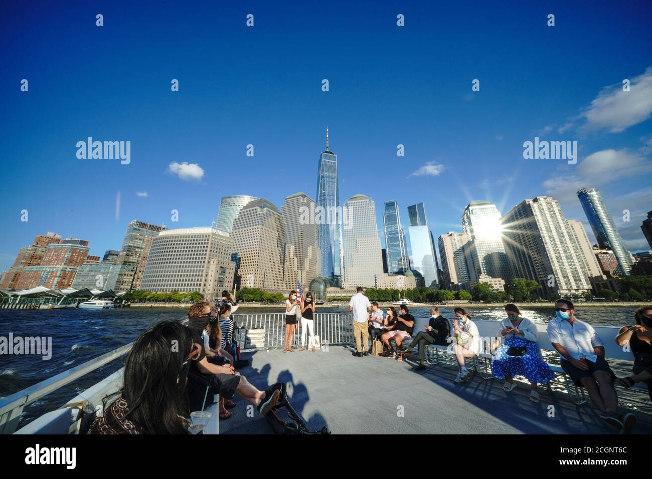 Vue sur les gratte-ciel de Manhattan depuis un ferry vers le parc national Liberty pendant le service commémoratif du 9/11 septembre au National September 11 Memorial and Museum.la cérémonie pour se souvenir de ceux qui ont été tués dans les attaques terroristes il y a 19 ans sera modifiée cette année afin de s'y conformer Consignes de sécurité relatives à la transmission COVID-19. Banque D'Images