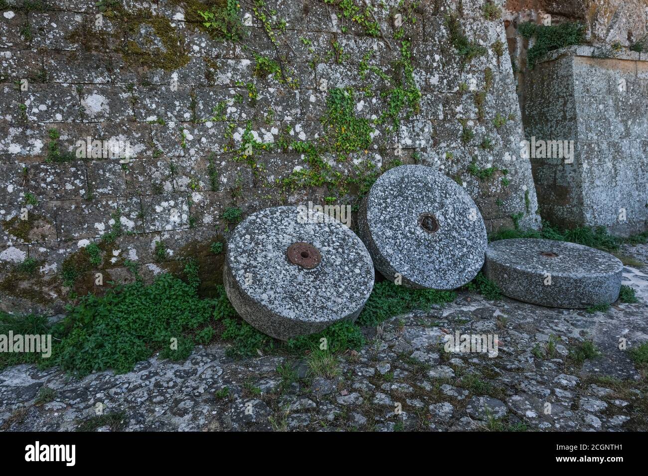 roues d'une ancienne pierre de moulin dans le château médiéval de sorano Banque D'Images