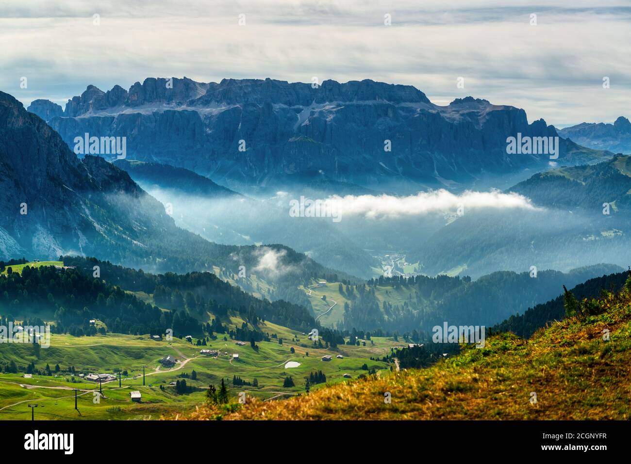 Vue sur Sella Group avec brouillard dans la vallée, vallée de Gardena en été matin Banque D'Images