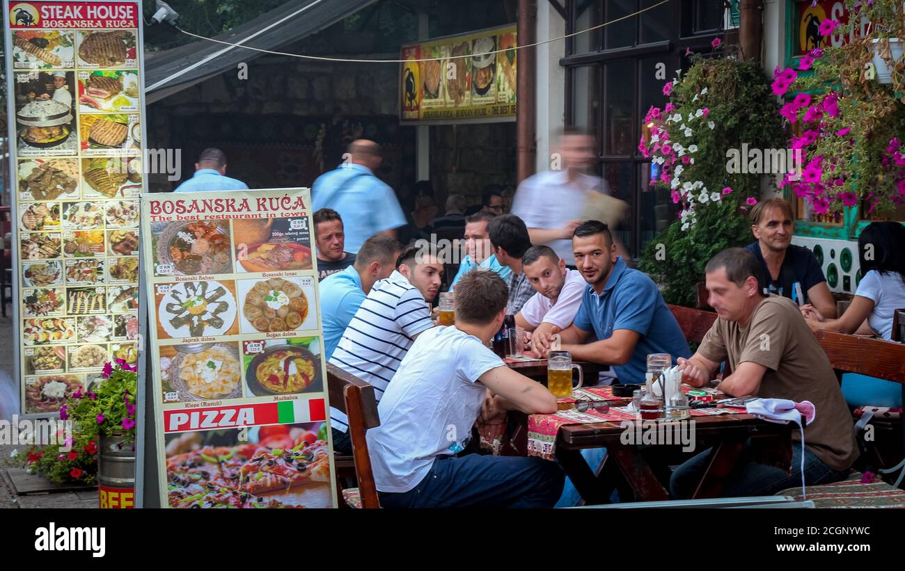 Sarajevo, Bosnie-Herzégovine - 3 juillet 2018 : des hommes boivent de la bière dans un restaurant du quartier Bascarsija, dans la vieille ville de Sarajevo, Bosnie Banque D'Images