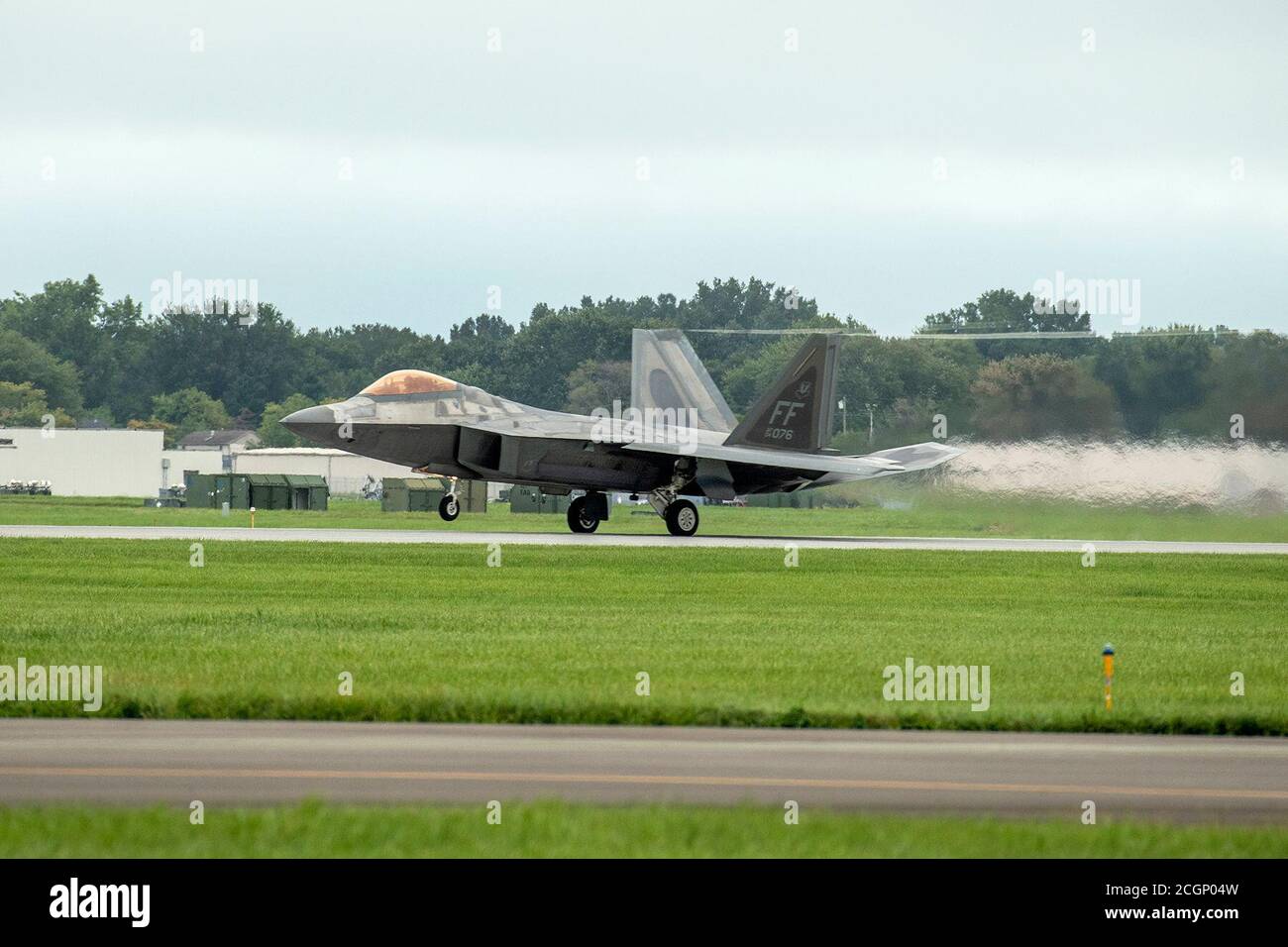 L'équipe de démonstration F-22 Raptor arrive à la base de la Garde nationale de Selfridge Air, au Michigan, le 10 septembre 2020. L'équipe de démonstration est basée à la base aérienne de Langley, en Virginie. Le Raptor fait partie de l'équipe de démonstration du Commandement de combat aérien F-22 et effectue des manœuvres aériennes de précision pour démontrer ses capacités uniques. (É.-U. Photo de la Garde nationale aérienne par Terry L. Atwell) Banque D'Images