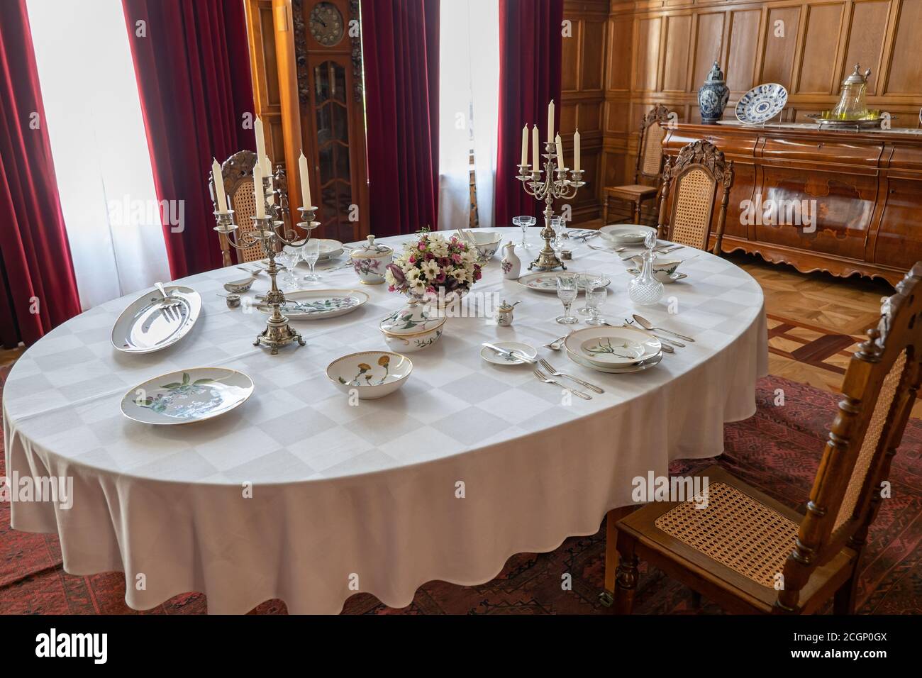 Intérieur du musée du palais Herbst à Lodz, Pologne, salle à manger dans la résidence du XIXe siècle, service de table Flora Danica Banque D'Images