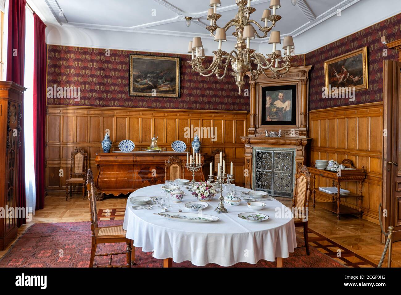 Intérieur du musée Herbst Palace à Lodz, Pologne, salle à manger dans la résidence du XIXe siècle, service de table Flora Danica et lambris en chêne Banque D'Images